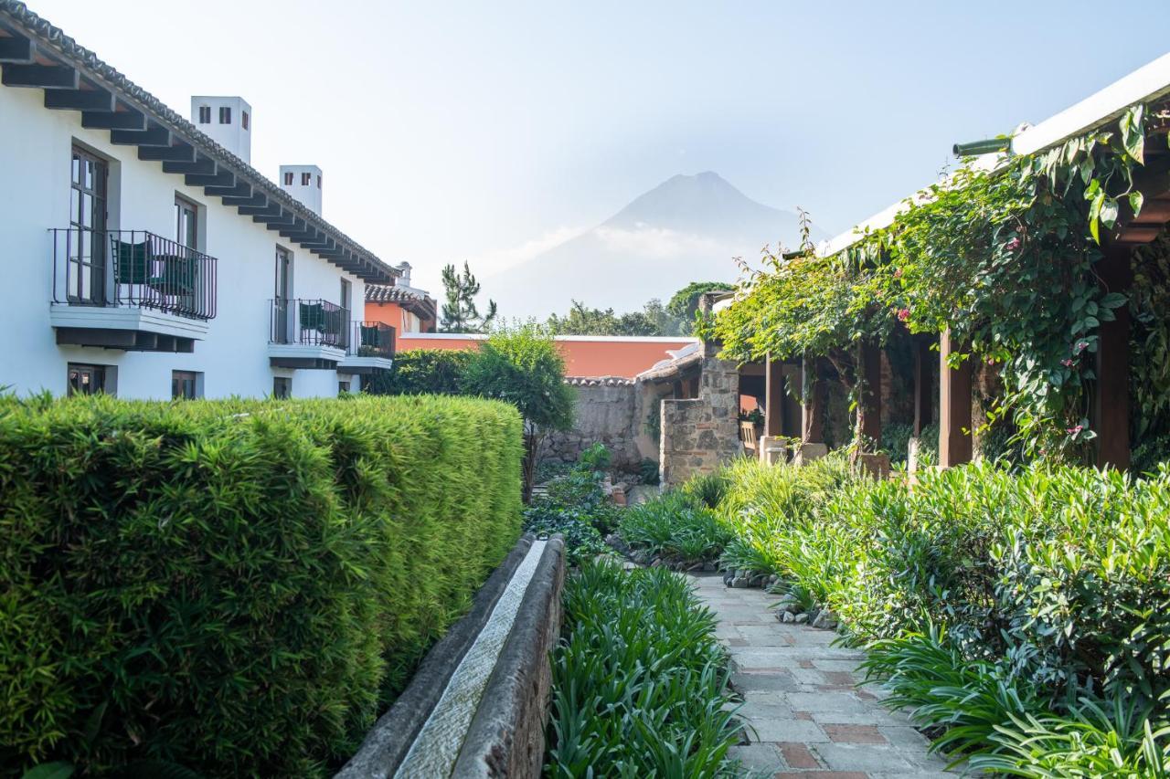 Hotel Museo Spa Casa Santo Domingo Antigua Exteriér fotografie View of the hotel with the volcano in the background